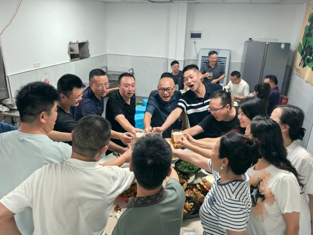 1756369396366144.jpg 聚餐3(1).jpg